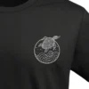vis-wear-shirt-schildkroete-ozean-wellen-schwarz Schwarzes T-Shirt mit Schildkröte im Ozean der Wellen – Vis Wear Organic Surf Style Turtle Design close up