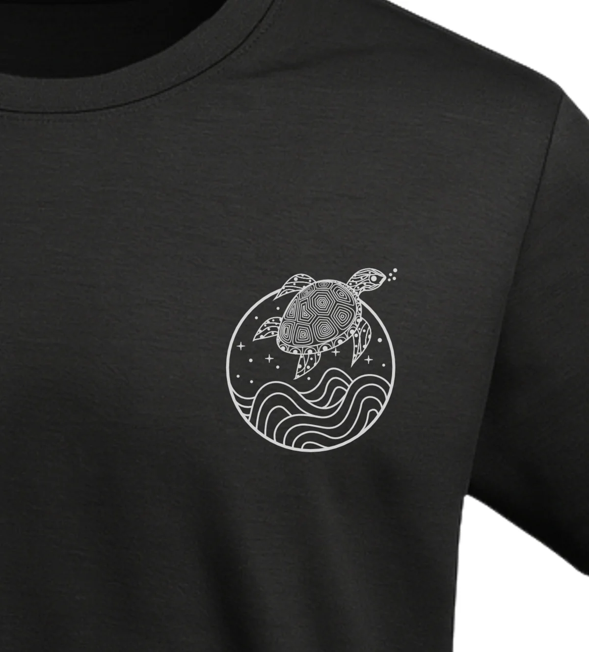 vis-wear-shirt-schildkroete-ozean-wellen-schwarz Schwarzes T-Shirt mit Schildkröte im Ozean der Wellen – Vis Wear Organic Surf Style Turtle Design close up