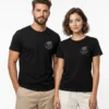 vis-wear-model-herren-damen-unisex-shirt-schildkroete-ozean-wellen-schwarz Model Herr Dame Schwarzes T-Shirt mit Schildkröte im Ozean der Wellen – Vis Wear Organic Surf Style Turtle Design