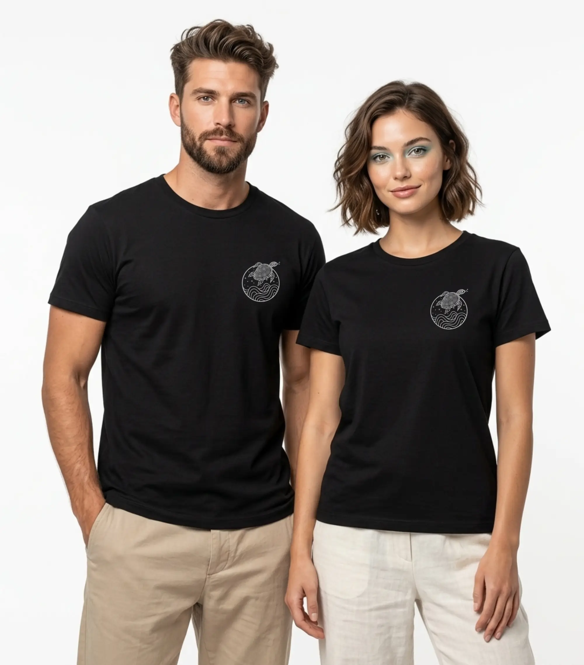 vis-wear-model-herren-damen-unisex-shirt-schildkroete-ozean-wellen-schwarz Model Herr Dame Schwarzes T-Shirt mit Schildkröte im Ozean der Wellen – Vis Wear Organic Surf Style Turtle Design